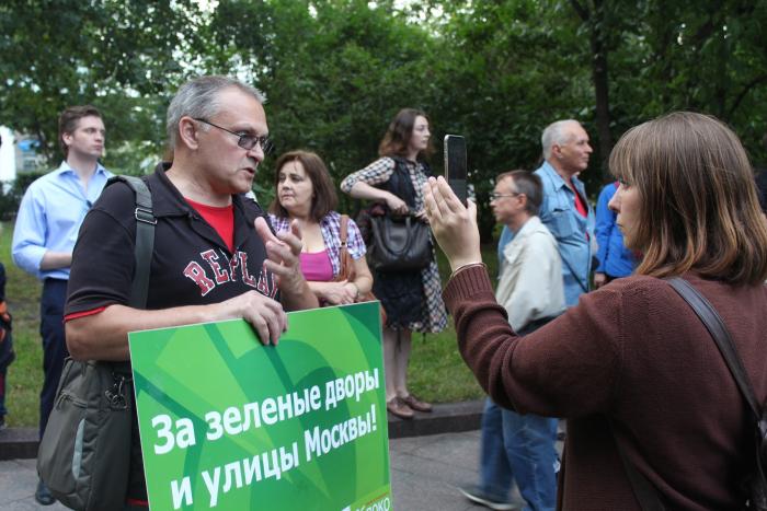Михаил Меньшиков на митинге против вырубки парков