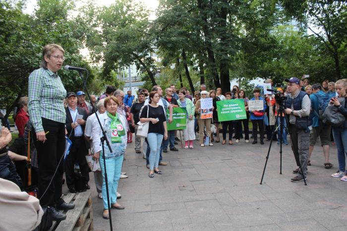 Елена Русакова на митинге против вырубки парков