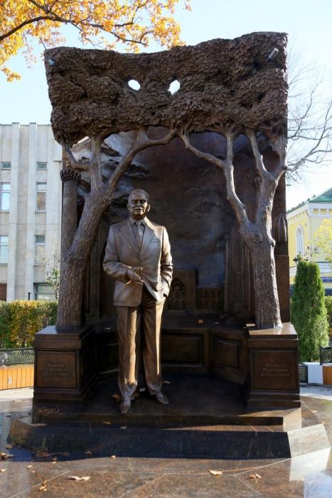 памятник Каримову